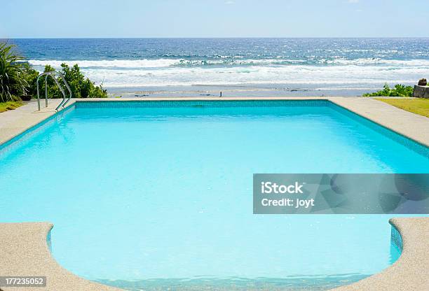 Piscina En Una Playa Tropical Foto de stock y más banco de imágenes de Agua - Agua, Aire libre, Arquitectura