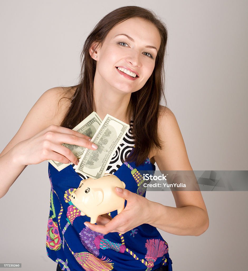아름다운 젊은 여성 인물 사진, 돼지 저금통 및 비용 - 로열티 프리 100 스톡 사진