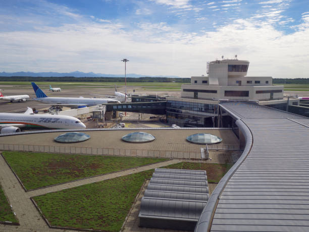 空港の航空交通管制塔と近くに駐機している飛行機 - air traffic control tower airport runway air travel ストックフォトと画像