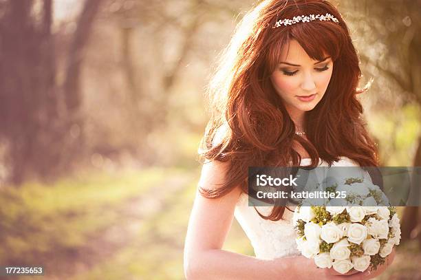 Wunderschöne Braut Stockfoto und mehr Bilder von Blume - Blume, Blumenbouqet, Braunes Haar