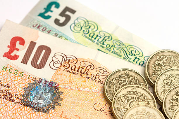 uk фунт заметки и монеты - pound symbol ten pound note british currency paper currency стоковые фото и изображения