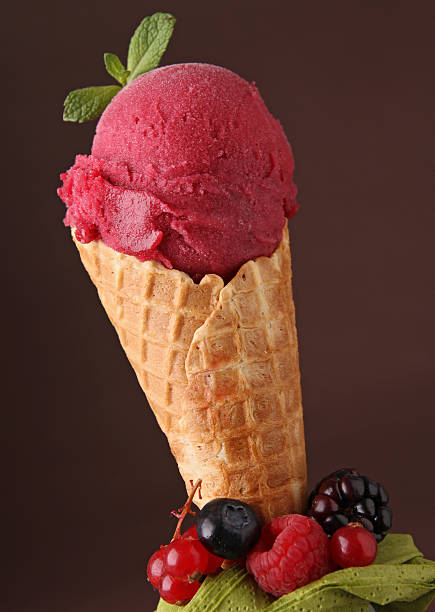 helado de cono - ice cream raspberry ice cream fruit mint fotografías e imágenes de stock