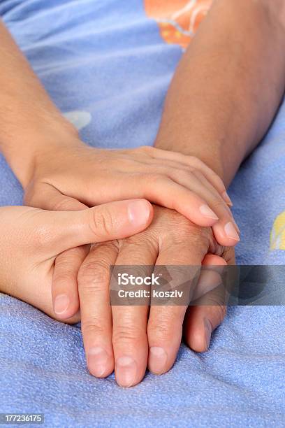 Ajudando O Paciente Idoso - Fotografias de stock e mais imagens de Adulto - Adulto, Amizade, Amor