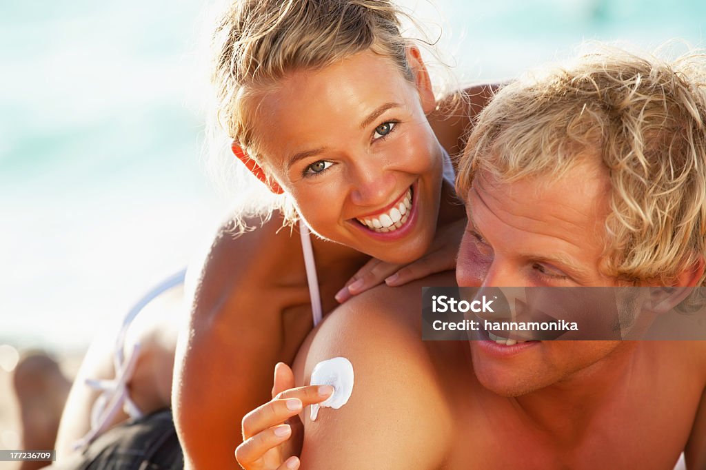Casal jovem feliz na praia - Royalty-free 20-29 Anos Foto de stock