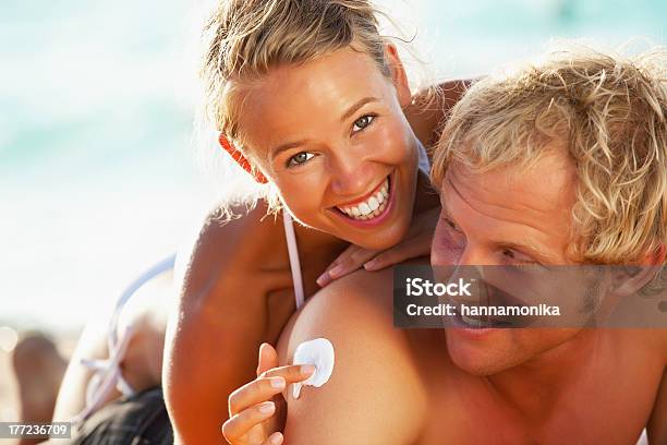 Casal Jovem Feliz Na Praia - Fotografias de stock e mais imagens de 20-29 Anos - 20-29 Anos, Abraçar, Adulto