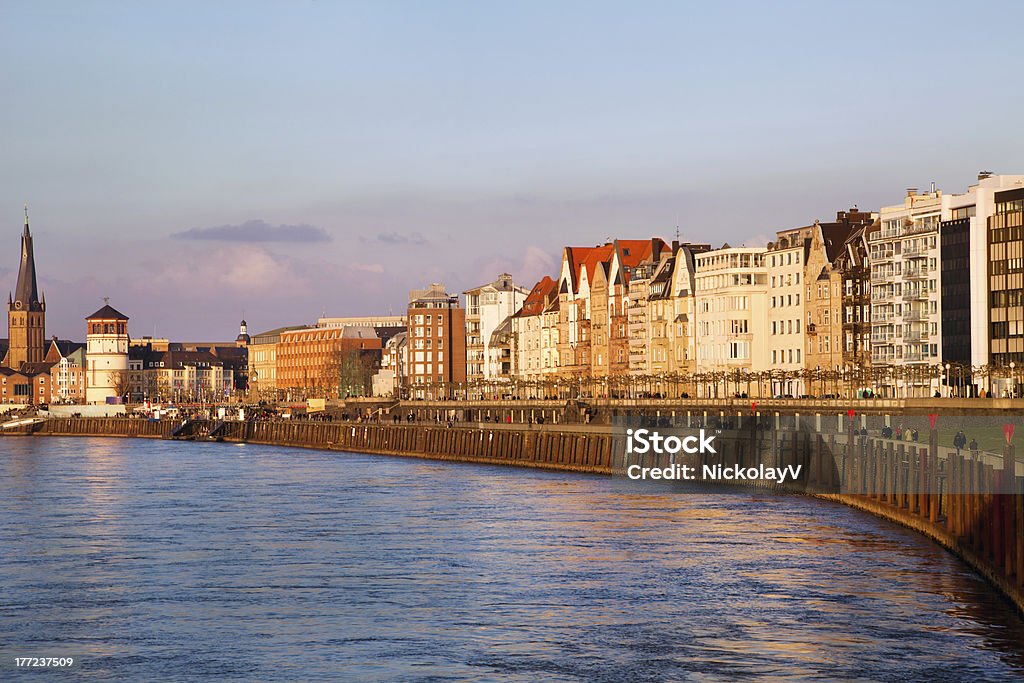 Edificio fachadas de Dusseldorf embankment en la puesta del sol, Alemania - Foto de stock de Aire libre libre de derechos