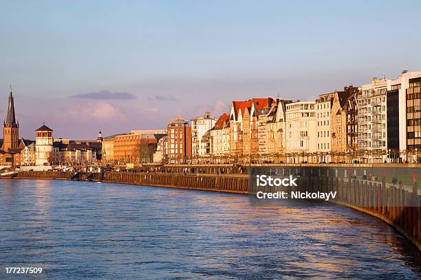 Edificio Fachadas De Dusseldorf Embankment En La Puesta Del Sol Alemania Foto de stock y más banco de imágenes de Aire libre