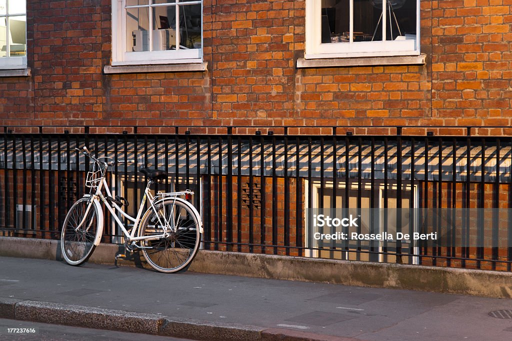 Bicicleta encostando contra o parapeito-Londres Street por diária - Foto de stock de Londres - Inglaterra royalty-free