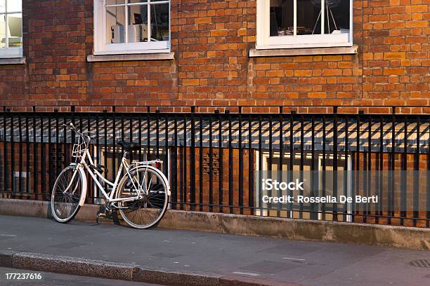 Foto de Bicicleta Encostando Contra O Parapeitolondres Street Por Diária e mais fotos de stock de Londres - Inglaterra