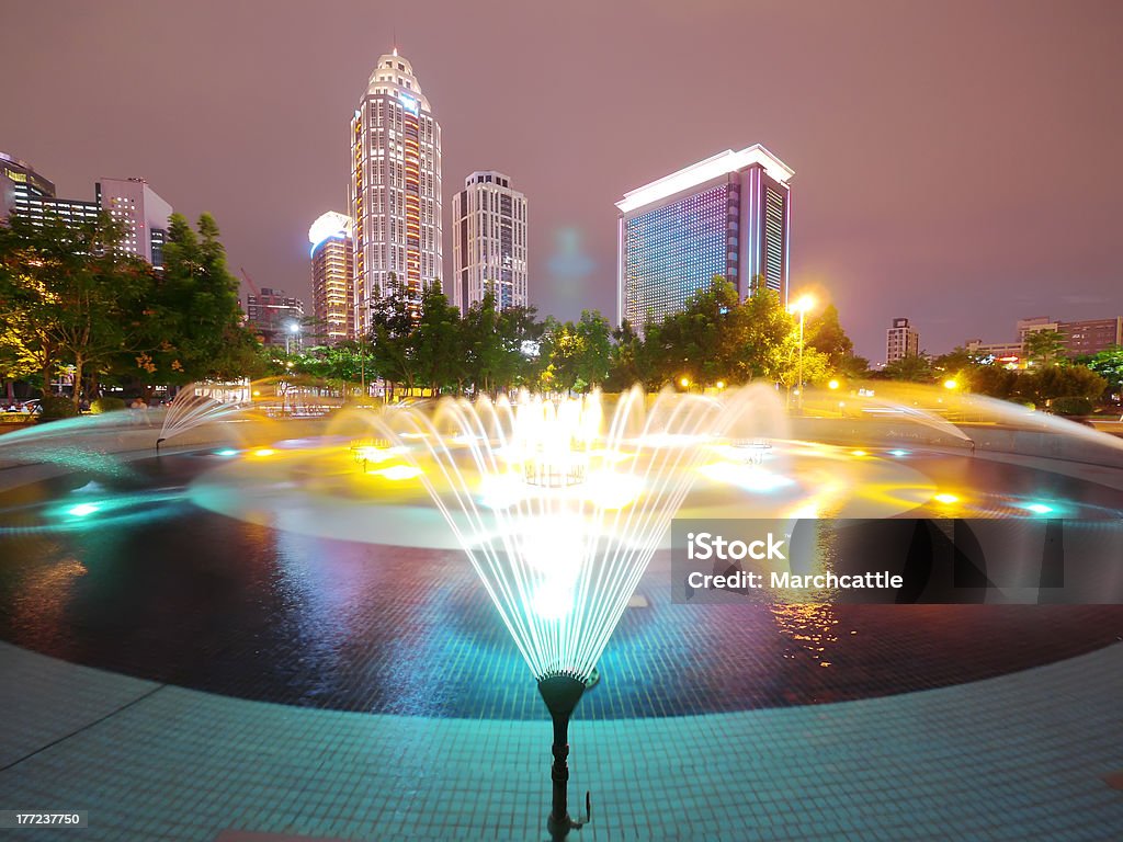 Красочные фонтан - Стоковые фото Большой город роялти-фри