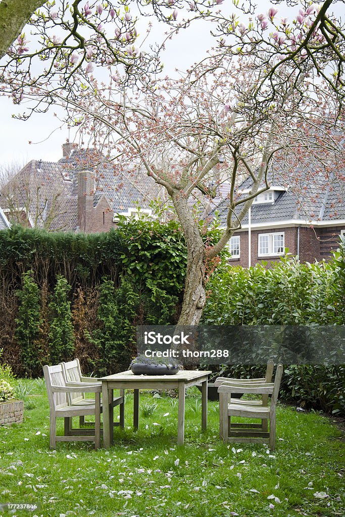 Hermoso jardín con mesa de picnic. - Foto de stock de Aire libre libre de derechos
