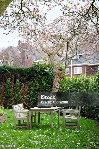 Hermoso Jardín Con Mesa De Picnic Foto de stock y más banco de imágenes de Aire libre - Aire libre, Asiento, Característica arquitectónica