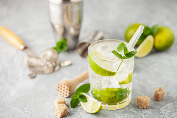 caipiroska cocktail with lime and mint in rocks glass - caipiroska imagens e fotografias de stock