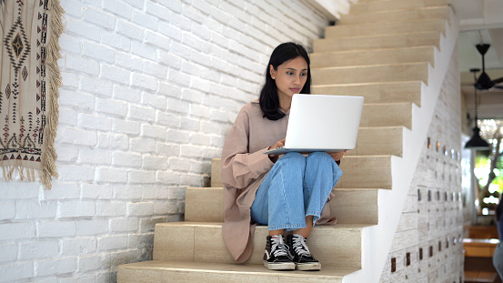 Mujer asiática café de trabajo distante. Chica freelance macbook. Computadora de persona femenina. photo