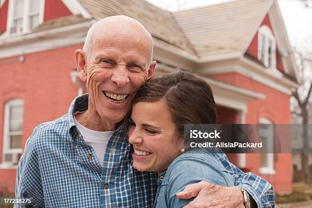 Família Feliz - Fotografias de stock e mais imagens de 30-39 Anos - 30-39 Anos, 70 anos, Abraçar