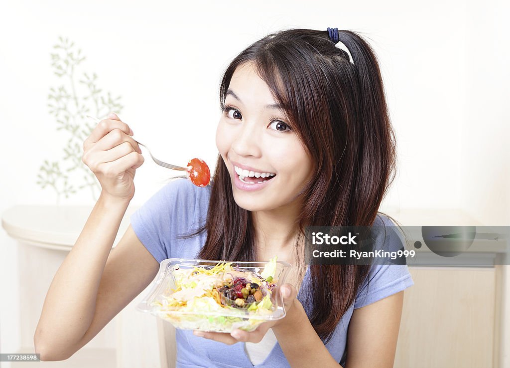 Szczęśliwy uśmiech kobieta z sałatką w domu - Zbiór zdjęć royalty-free (Azjaci)