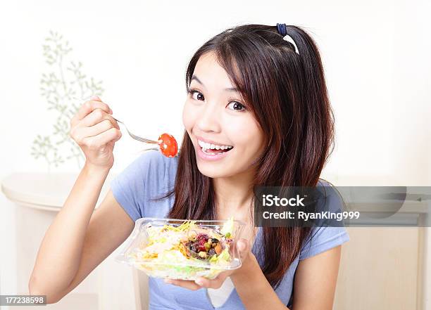 Szczęśliwy Uśmiech Kobieta Z Sałatką W Domu - zdjęcia stockowe i więcej obrazów Azjaci - Azjaci, Biały, Brązowe włosy