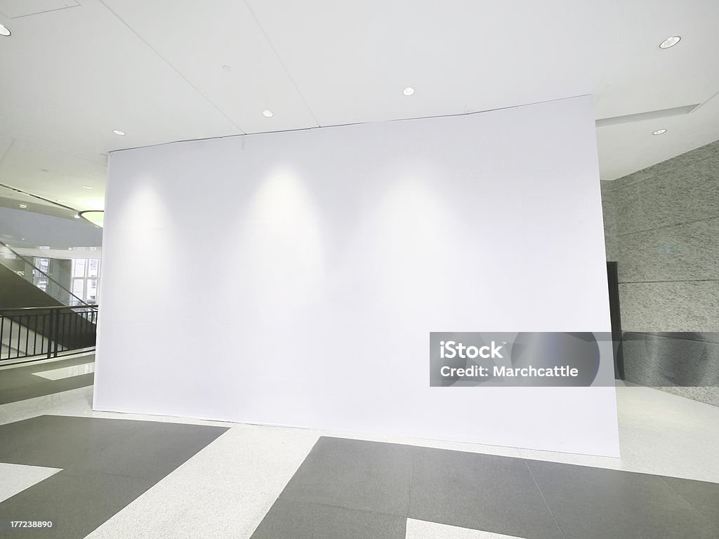 Leere weiße Wand in einem großen modernen Gebäude - Lizenzfrei Einkaufszentrum Stock-Foto