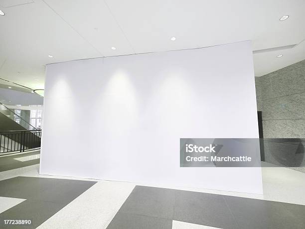 Leere Weiße Wand In Einem Großen Modernen Gebäude Stockfoto und mehr Bilder von Einkaufszentrum - Einkaufszentrum, Wand, Innenaufnahme