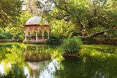 romantischen-pavillon-sich-in-einem-teich.jpg?b=1&s=170x170&k=20&c=BRPIEpzScky2nCzoUwoa-P9yor6qagkZw-Lj32blEe0=