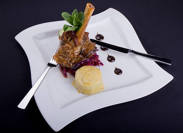 gebratene lammkeule und kartoffeln - lamb shank roast lamb leg of lamb stock-fotos und bilder