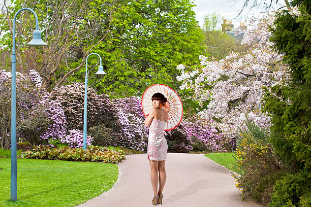 美しい中国の女性の春のシーンに公共街の庭園 - single lane road footpath flower formal garden ストックフォトと画像