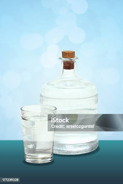 Photo libre de droit de Bouteille Deau Et Le Verre banque d'images et plus d'images libres de droit de Eau - Eau, En verre, Verre