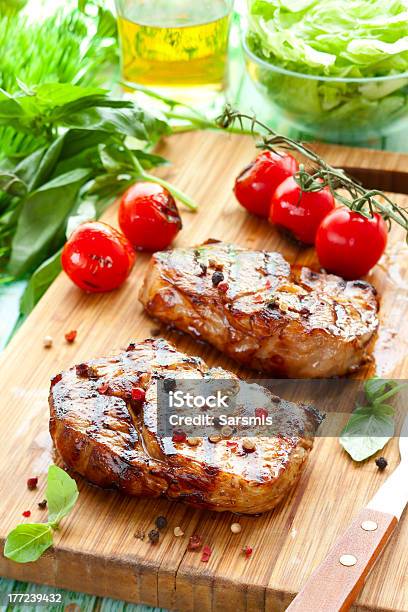 Bistec De Lomo De Ternera Foto de stock y más banco de imágenes de Albahaca - Albahaca, Alimento, Alimentos cocinados