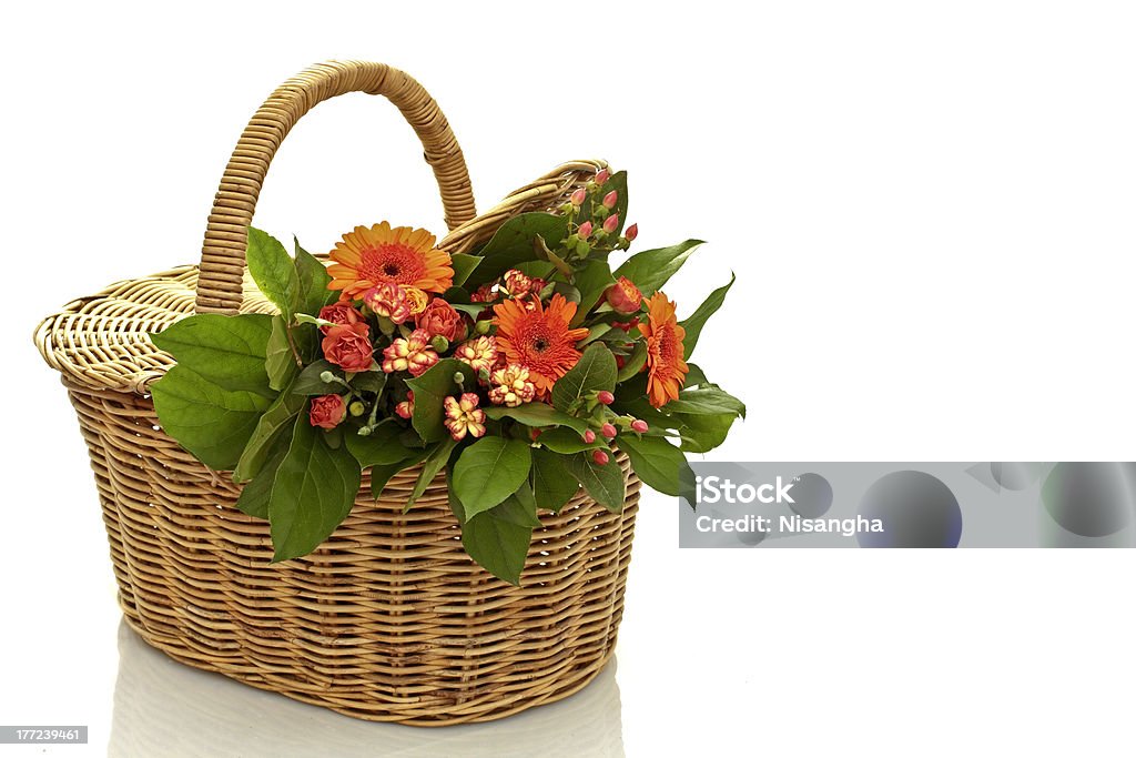 Bouquet de fleurs dans le panier en osier - Photo de Arbre en fleurs libre de droits