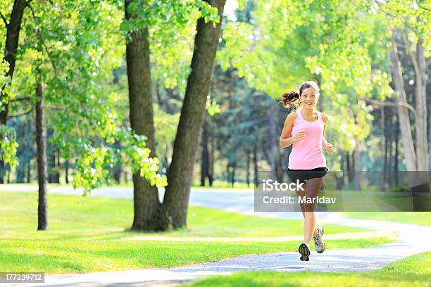 Trotar Mujer Corriendo En El Parque Foto de stock y más banco de imágenes de Aerobismo - Aerobismo, Mujeres, Correr