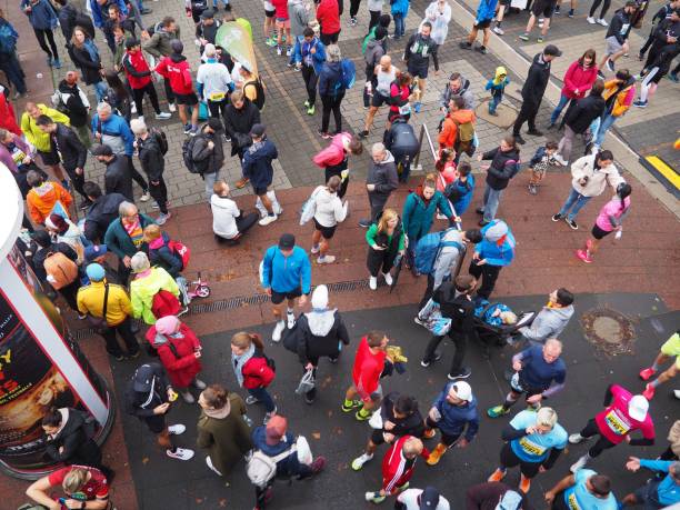 zatłoczone ulice w rejonie marathon frankfurt w niemczech - marathon aerial view crowd running zdjęcia i obrazy z banku zdjęć