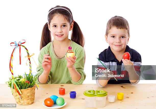 2 人の子供ペインティッドイースター卵を示す - 2人のストックフォトや画像を多数ご用意 - 2人, ひらめき, イースター