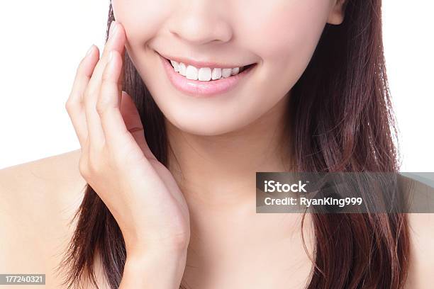 Closeup De Uma Sorridente Boca Da Menina - Fotografias de stock e mais imagens de Branco - Branco, Adolescente, Adulto