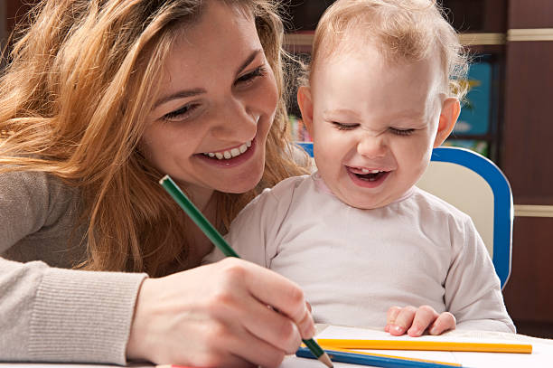 istock A mother and daughter drawing at home 177240401
