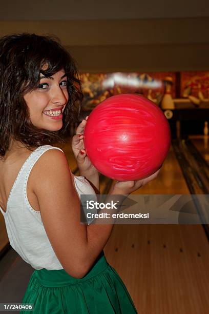 Bowling - Fotografias de stock e mais imagens de 20-24 Anos - 20-24 Anos, 20-29 Anos, Adulto