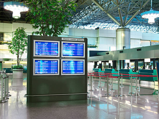 plano de voo e verifique no balcão - airport airport check in counter arrival departure board checkout counter imagens e fotografias de stock