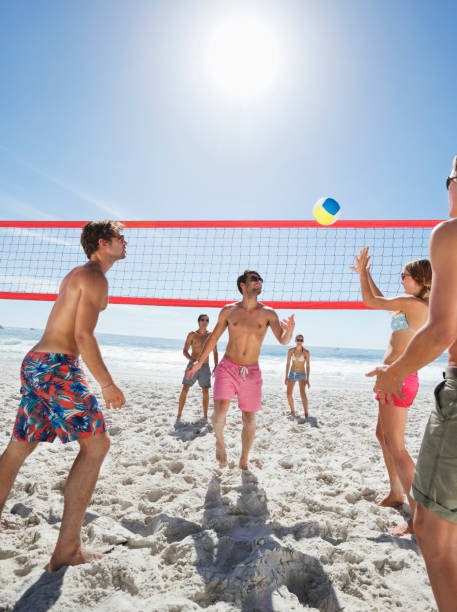 amis, jouer au volley-ball de plage - shirtless beach women bikini photos et images de collection