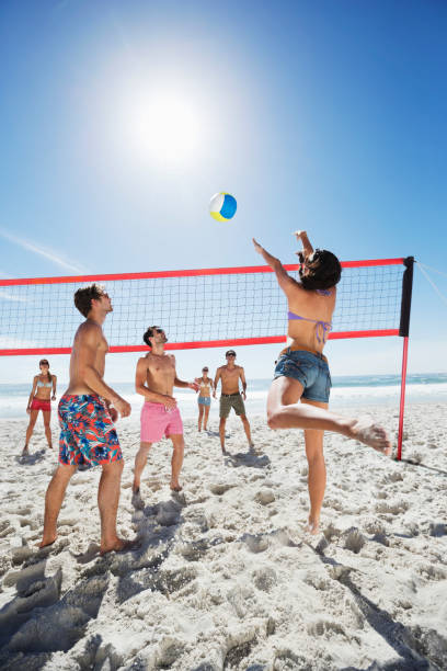 gli amici giocando a beach volley - volleyball net leisure activity beach foto e immagini stock