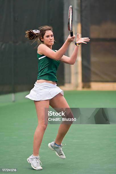 Weibliche Highschooltennisspieler Hält Sich An Vorhand Stroke Stockfoto und mehr Bilder von Athlet