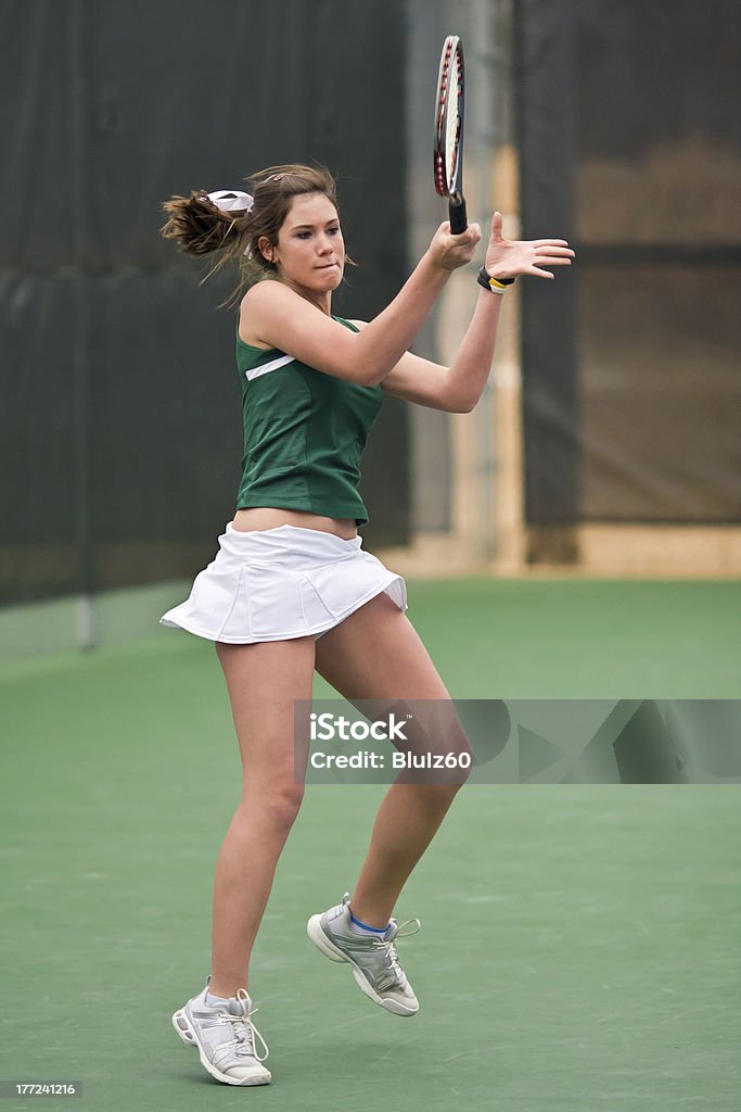 雌高校生以下のテニスプレーヤーまでフォアハンドストロークで - 選手のロイヤリティフリーストックフォト