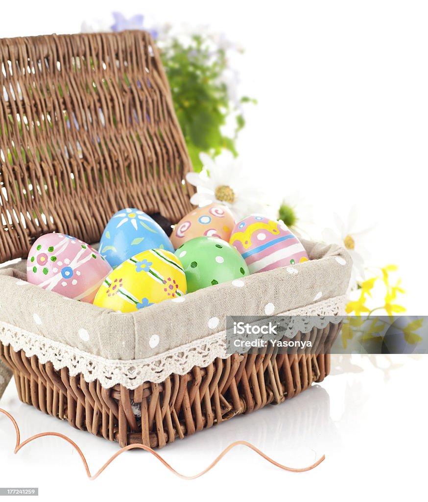 Ostern Eier im Korb mit Frühlingsblumen - Lizenzfrei Blatt - Pflanzenbestandteile Stock-Foto