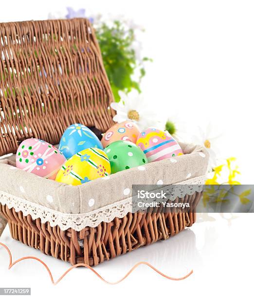 Ostern Eier Im Korb Mit Frühlingsblumen Stockfoto und mehr Bilder von Blatt - Pflanzenbestandteile - Blatt - Pflanzenbestandteile, Blume, Dekoration