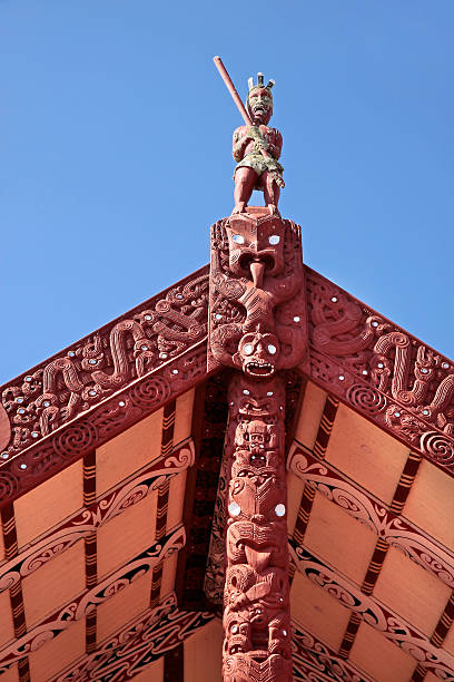 маори дом в роторуа - maori new zealand tattoo art стоковые фото и изображения