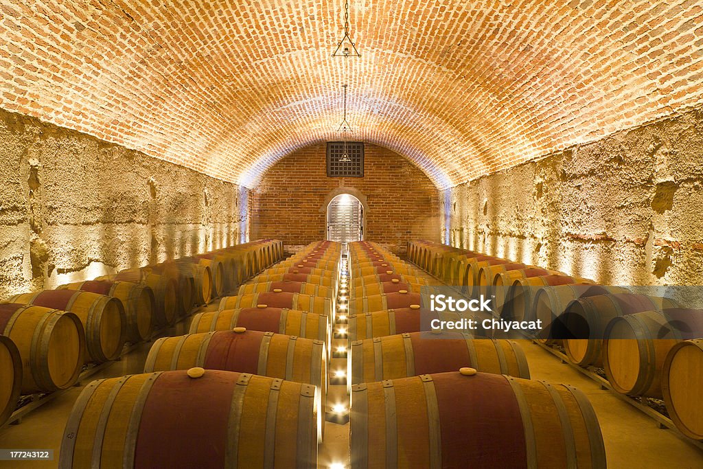 Reihen Weinfässer in einem Weinkeller in - Lizenzfrei Weinfass Stock-Foto