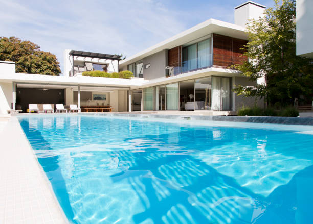современный дом и плавательный бассейн - lap pool фотографии стоковые фото и изображения