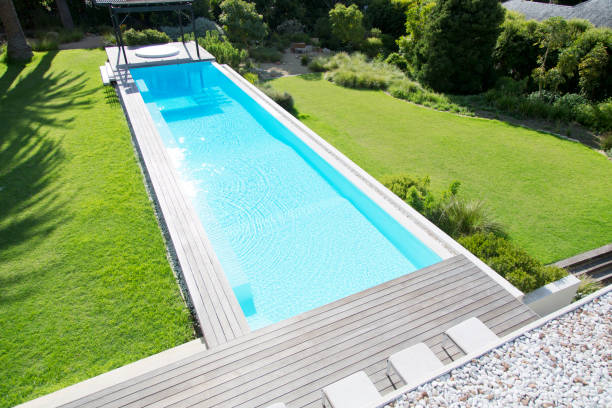 солнце светит на роскошь спортивно-плавательный бассейн - lap pool фотографии стоковые фото и изображения