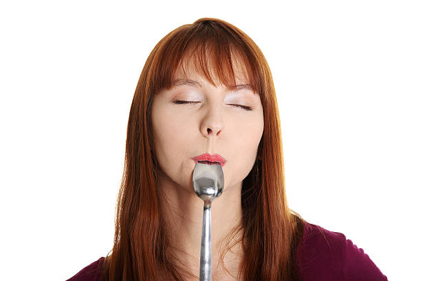 atractiva mujer probar algo - spoon tasting women sex symbol fotografías e imágenes de stock