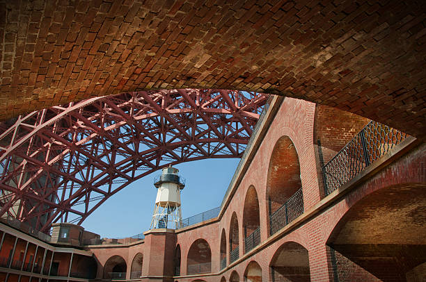 vue sous la voûte plantaire - fort point historic site photos et images de collection