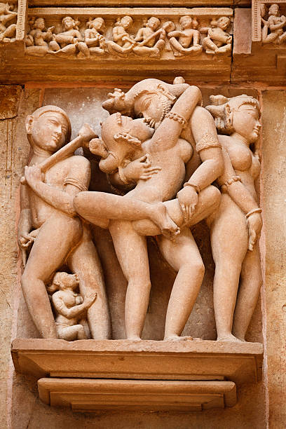 elementy erotyczne rzeźby, khajuraho, indie - khajuraho india sexual activity temple zdjęcia i obrazy z banku zdjęć