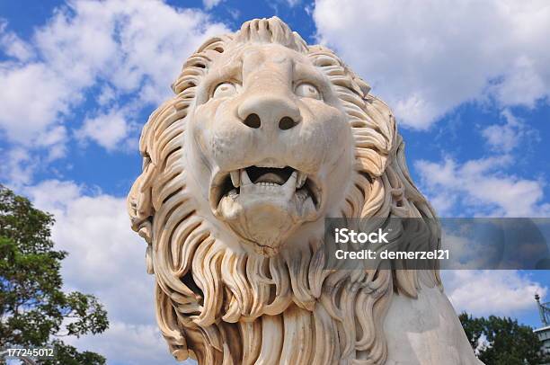 Medici Lion Statue At Воронцовский Дворец — стоковые фотографии и другие картинки Алупка - Алупка, Белый лев, Воронцовский дворец